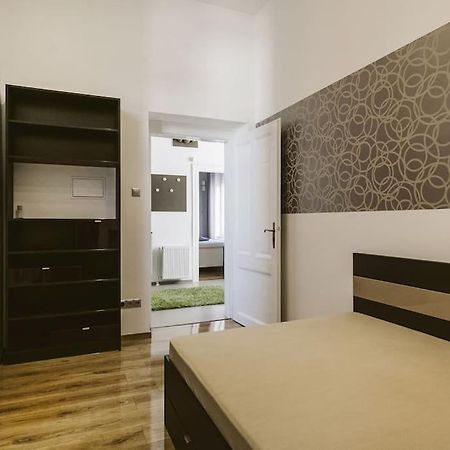 Lovely Purplish Apartment Heart Of The City Budapest Exterior foto