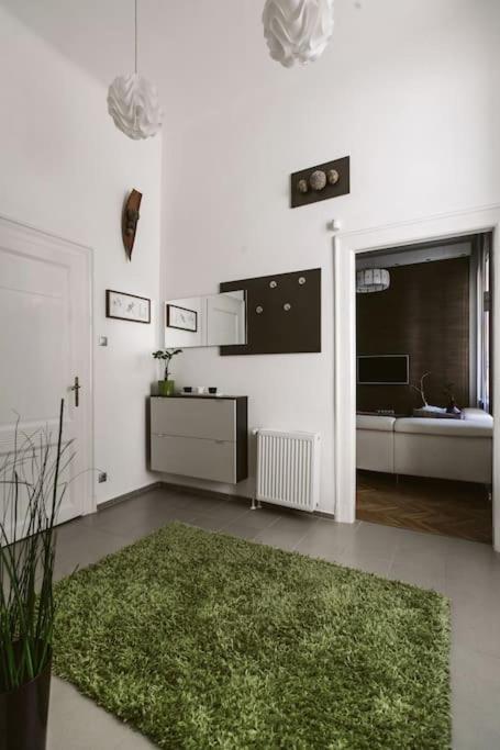 Lovely Purplish Apartment Heart Of The City Budapest Exterior foto