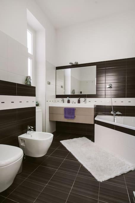 Lovely Purplish Apartment Heart Of The City Budapest Exterior foto