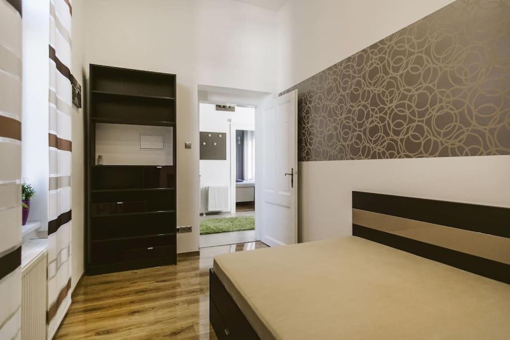 Lovely Purplish Apartment Heart Of The City Budapest Exterior foto