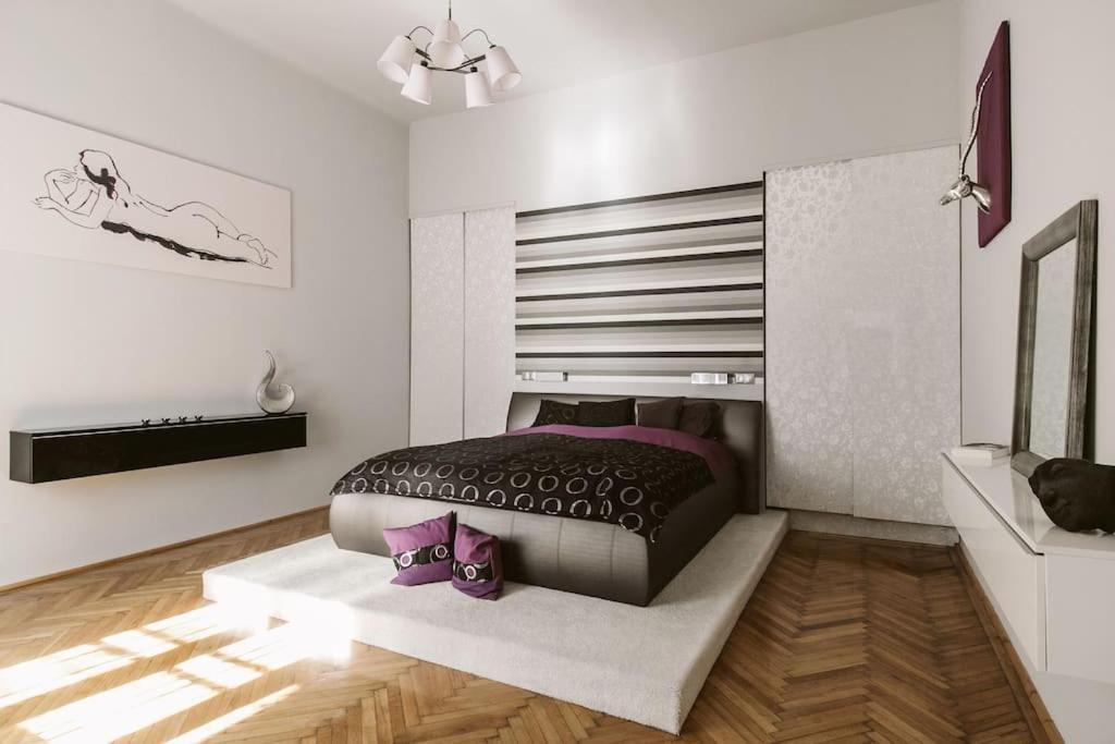 Lovely Purplish Apartment Heart Of The City Budapest Exterior foto