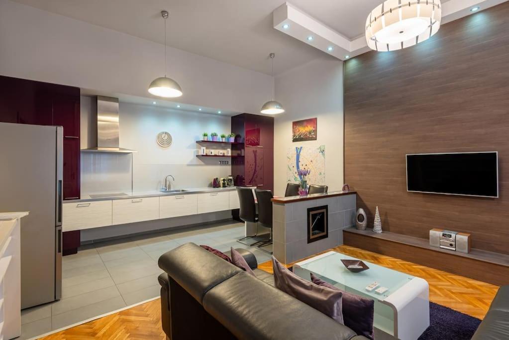 Lovely Purplish Apartment Heart Of The City Budapest Exterior foto