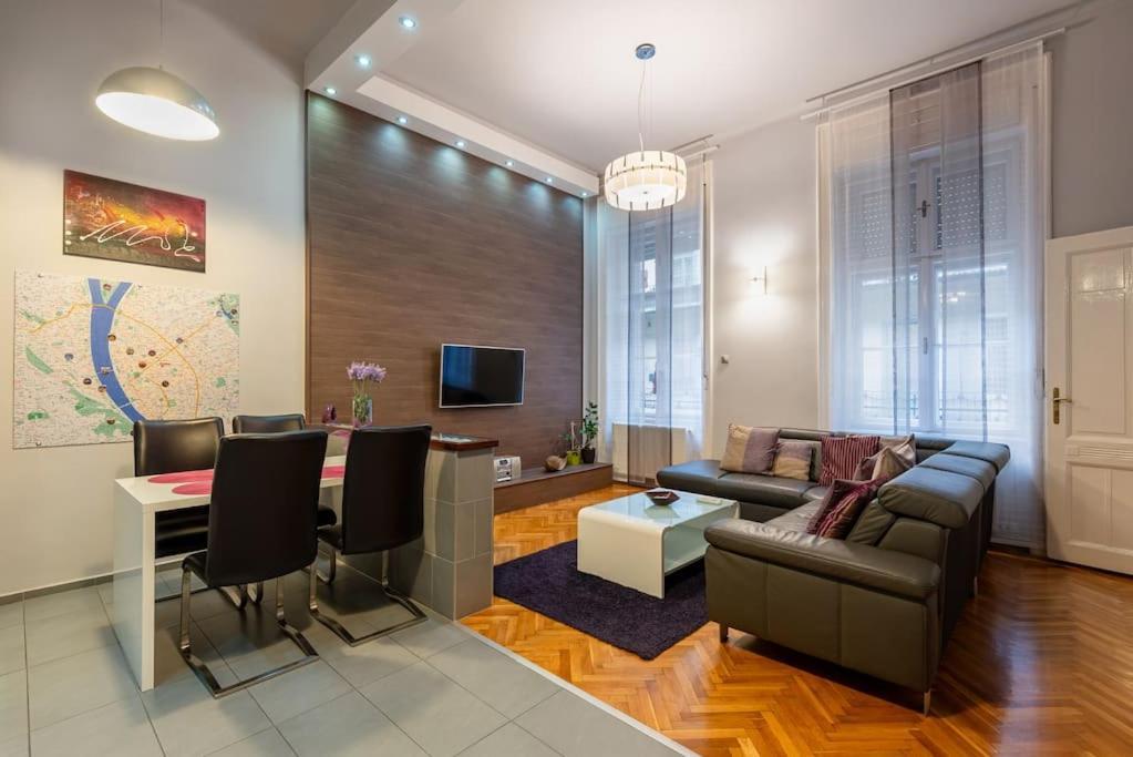 Lovely Purplish Apartment Heart Of The City Budapest Exterior foto